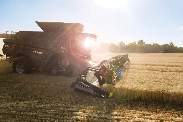 Fendt IDEAL 10T combine paired with high-performance Geringhoff draper header, designed for maximum productivity and minimal grain loss.