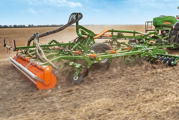 Amazone Ceus 6000-2TX performing high-efficiency tillage, featuring disc harrow and cultivator tines, pulled by a Fendt 900 series tractor.